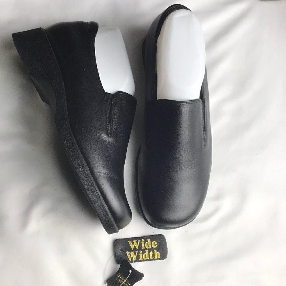 Peerage 8WW black leather loafers. NEW